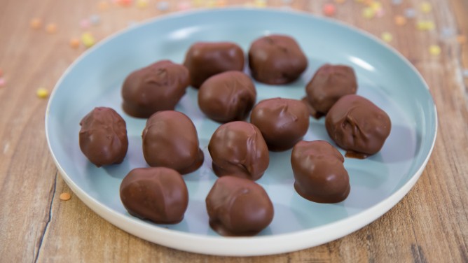 Schokobonbons mit leckerer Haselnussfüllung Schokobonbons mit leckerer Haselnussfüllung