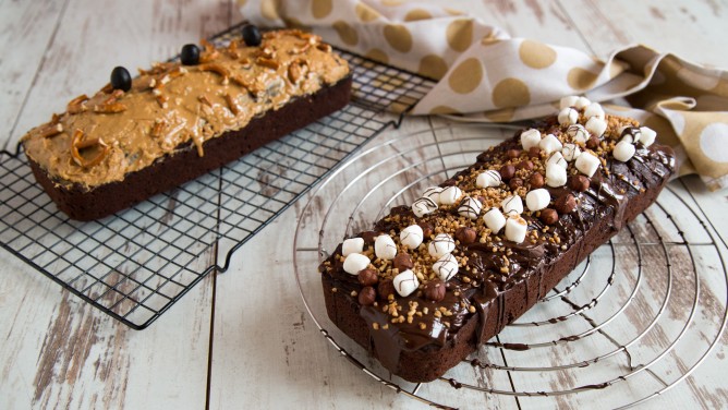 Saftiger Schokoladenkuchen in zwei leckeren Varianten Saftiger Schokoladenkuchen in zwei leckeren Varianten