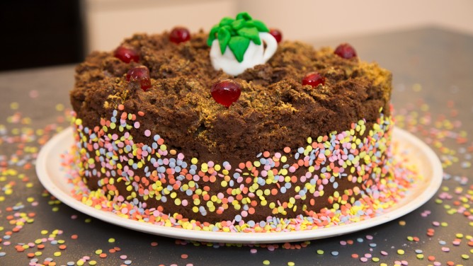 Schokoladen-Torte mit bunter Dekoration