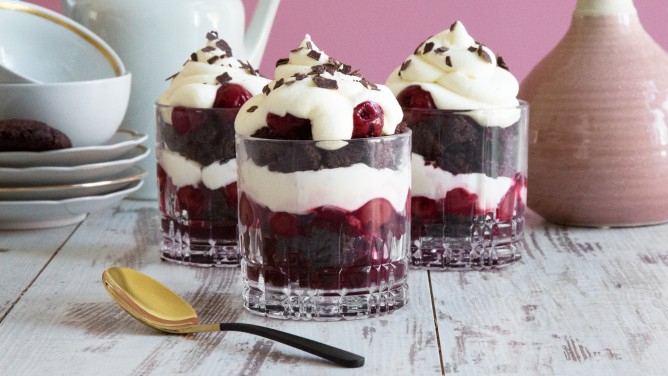 Schwarzwälder-Kirsch-Dessert mit selbstgemachten Keksen