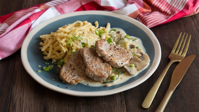 Leckere Schweinefilet-Pfanne mit Champignons, Erbsen & Käse Leckere Schweinefilet-Pfanne mit Champignons, Erbsen & Käse