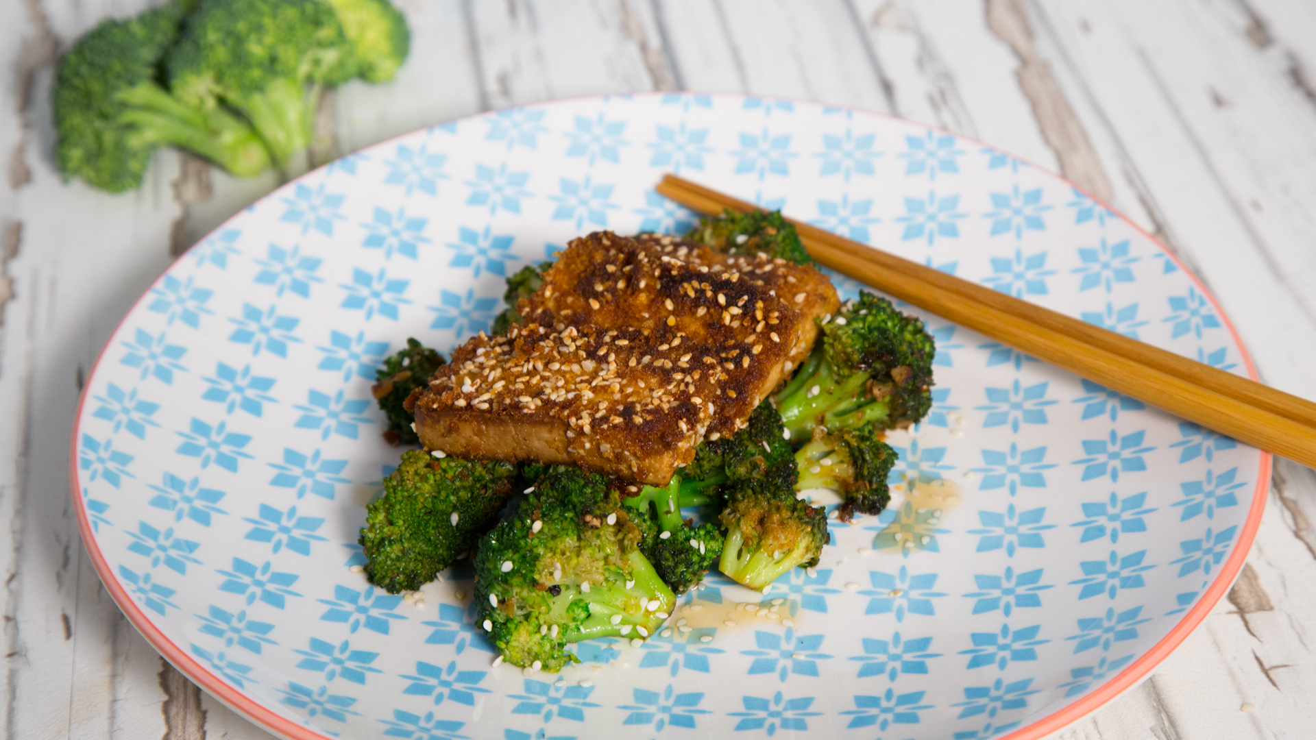 Knuspriger Sesam-Tofu mit Brokkoli