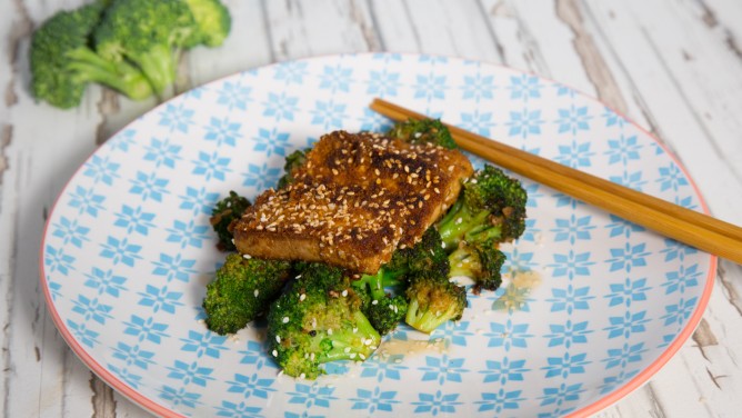 Tofu im Sesammantel mit Brokkoli