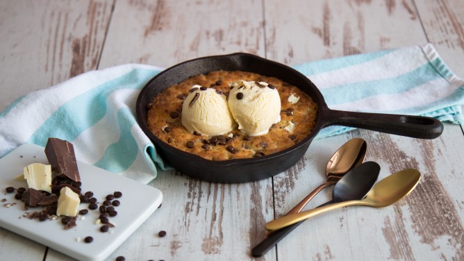 Skillet Cookie mit Keksteig, Schokolade & Vanilleeis Skillet Cookie mit Keksteig, Schokolade & Vanilleeis