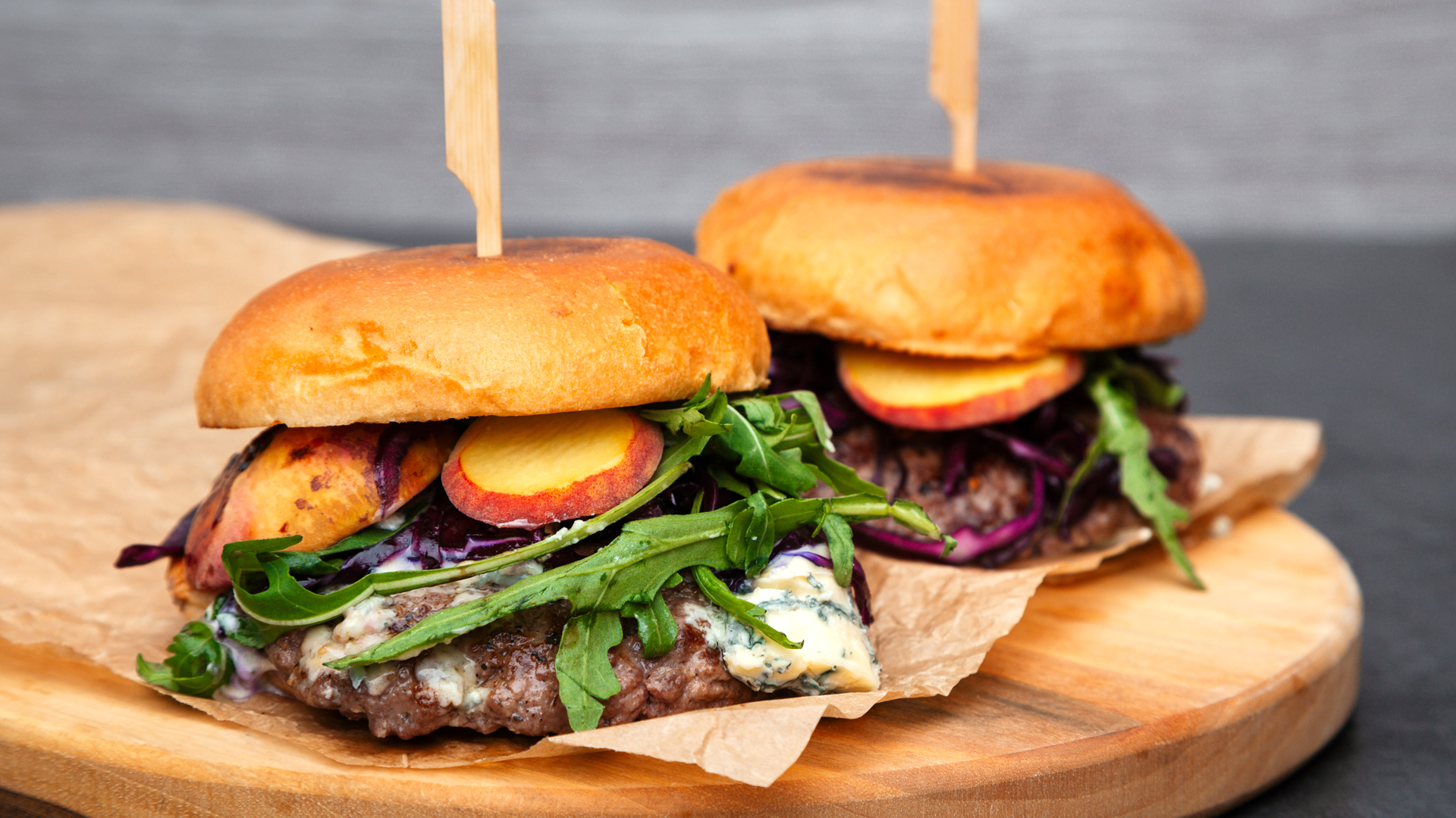 Beefburger mit Blue Cheese, Coleslaw und glasiertem Pfirsich