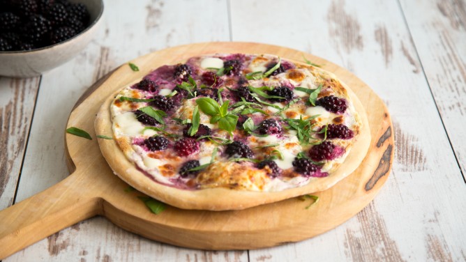 Leckere Sommerpizza mit Brombeeren und Ricotta 