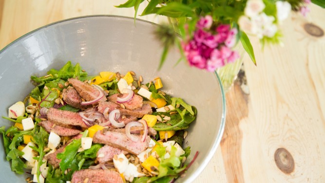 Sommer-Salat mit Beef-Streifen und Mango