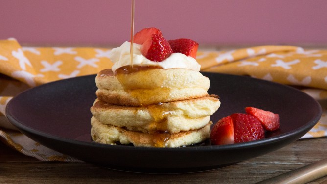 Japanische Soufflé Pancakes mit Erdbeeren und Sahne 