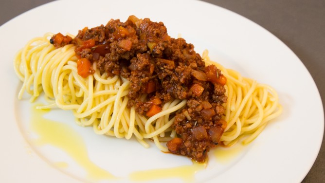 Spaghetti-Bolognese mit Hackfleisch und Tomatensauce