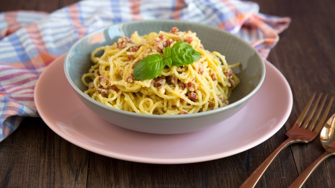 Klassische Spaghetti Carbonara mit Ei und Parmesan