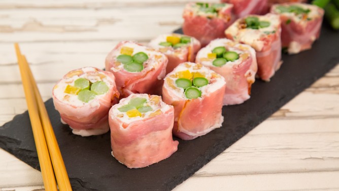 Spargel-Sushi mit Schinken und Frischkäse