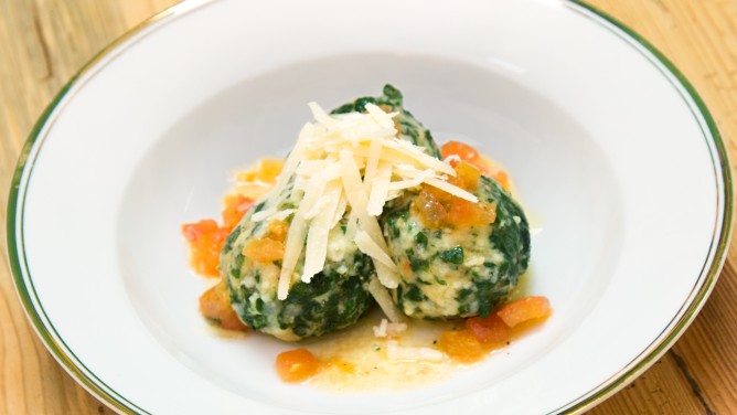 Spinatknödel mit Tomatenbutter und Parmesan