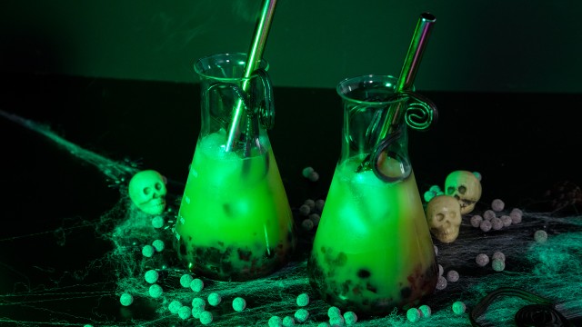 Halloween-Drink: Spinnen-Bubble Tea mit Götterspeise