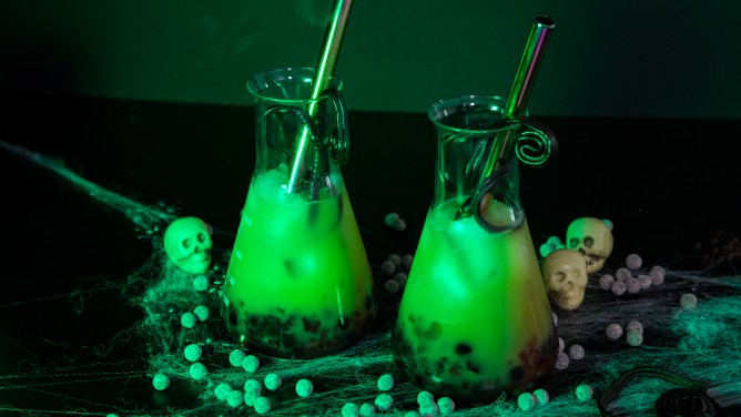 Halloween-Drink: Spinnen-Bubble Tea mit Götterspeise