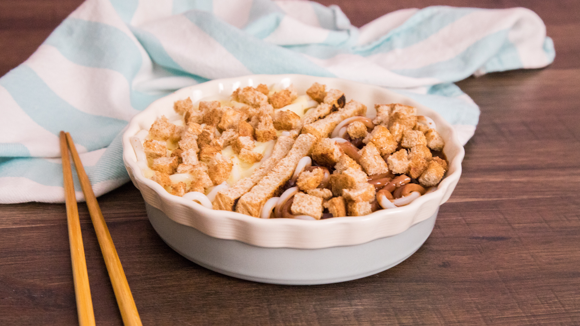 Süße Udon-Nudeln mit Zimt-Croûtons und zweierlei Soßen Süße Udon-Nudeln mit Zimt-Croûtons und zweierlei Soßen