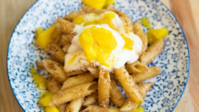 Süße Nudeln mit Mangokompott