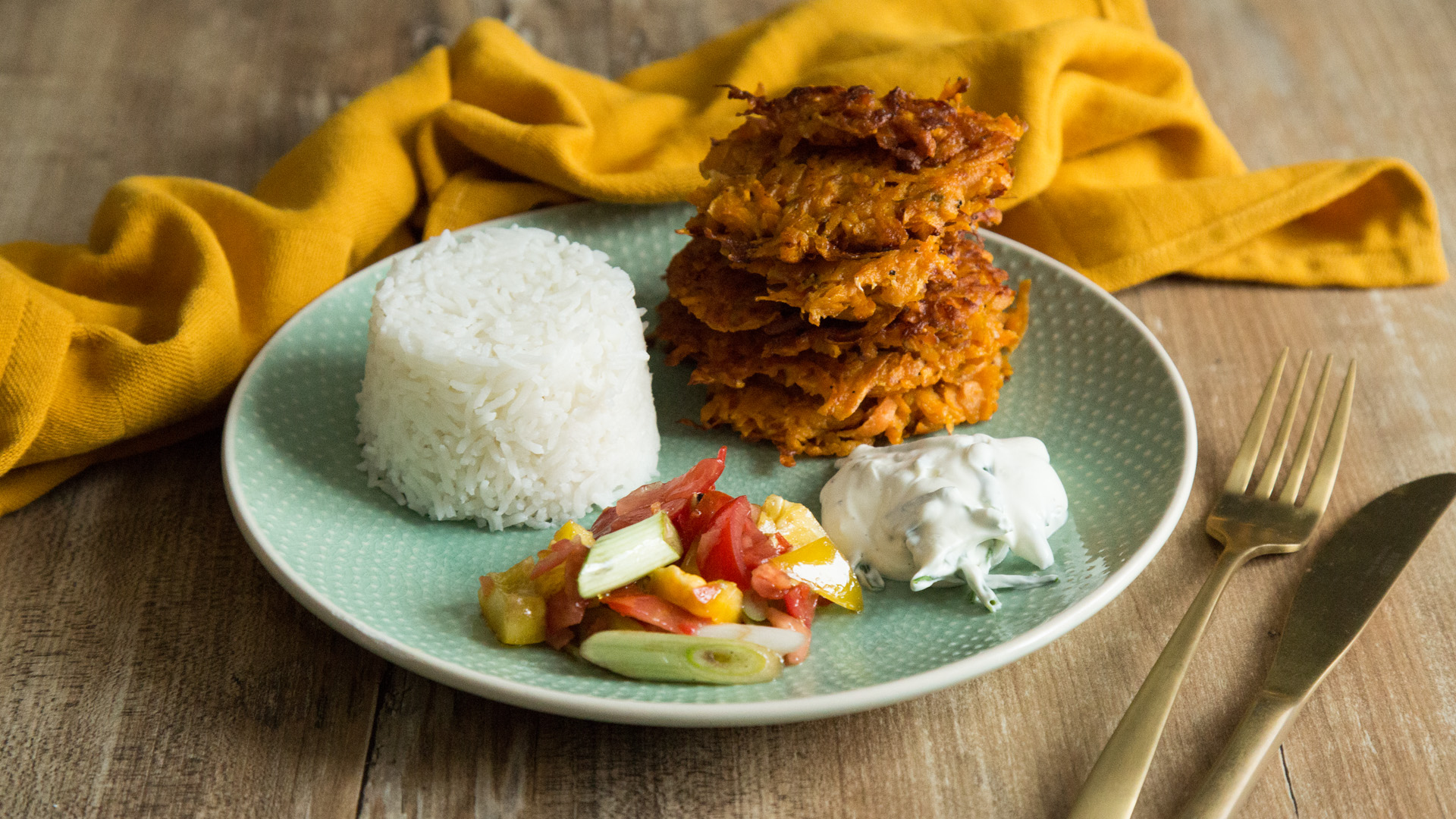 Leckere Süßkartoffelpuffer mit Paprikasalat &amp; Quark-Dip