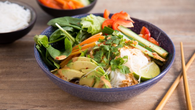 Asiatische Sommer Roll Bowl mit Gemüse und Erdnuss-Dressing