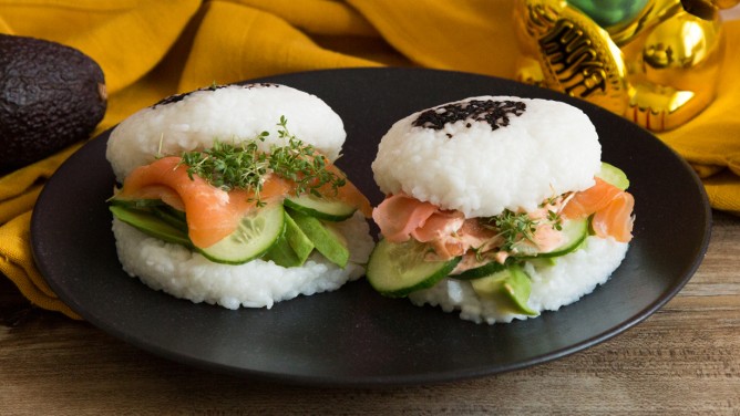 Sushi-Burger mit Reis, Lachs, Avocado und Chili-Mayo