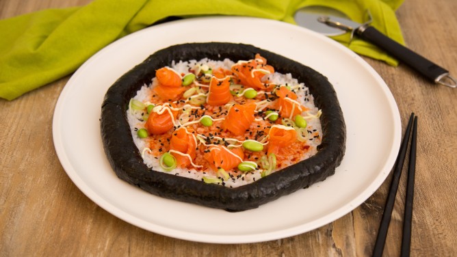 Sushi-Pizza aus Reis & Nori-Algen und belegt mit Räucherlachs