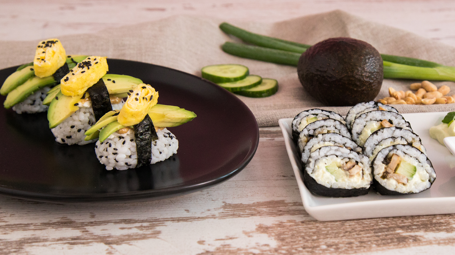 Nigiri mit Avocado &amp; Omelett und Maki mit Gurke &amp; Pilzen