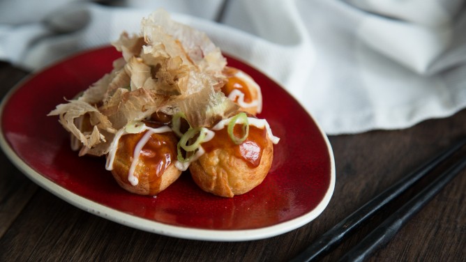 Japanische Takoyaki mit Garnelen und Frühlingszwiebeln Japanische Takoyaki mit Garnelen und Frühlingszwiebeln