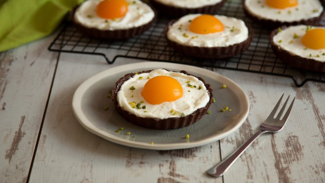 Spiegelei-Tartelettes mit Schokoteig, Creme & Aprikosen Spiegelei-Tartelettes mit Schokoteig, Creme & Aprikosen