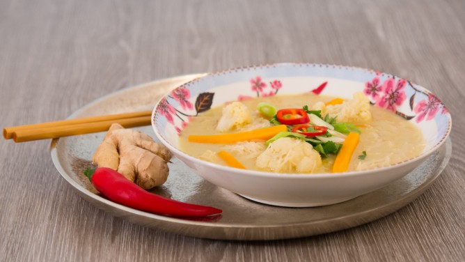 Nudelsuppy Thai Style mit Curry, Kokosmilch und Gemüse