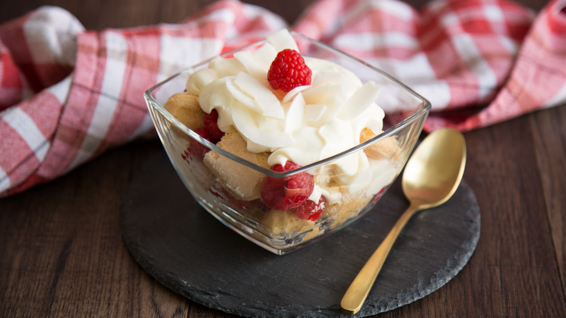 Kokos-Himbeer-Tiramisu mit Löffelbiskuit &amp; Mascarpone