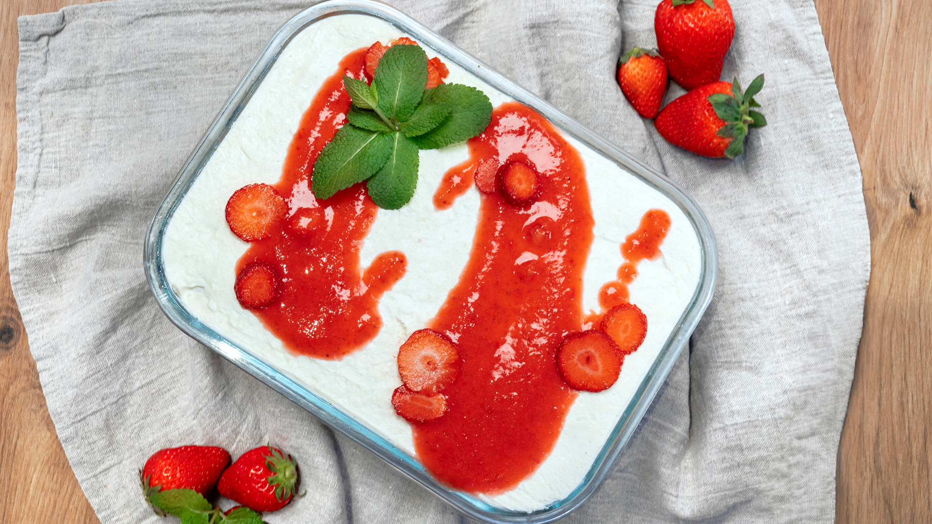 Himmlisches Schicht-Dessert mit Erdbeeren, Creme und Biskuits