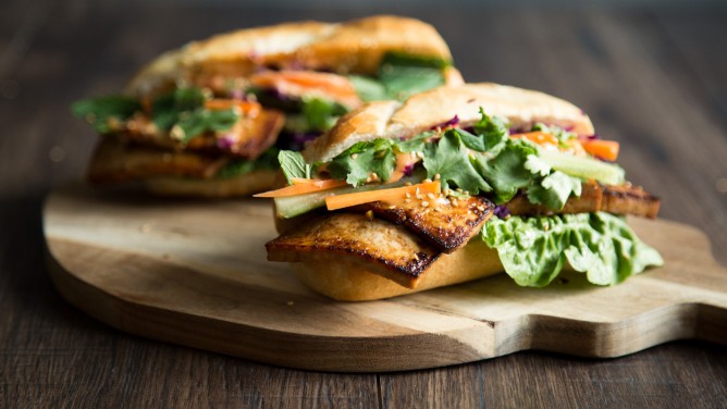 Veganes Bánh mì mit buntem Gemüse Veganes Bánh mì mit buntem Gemüse