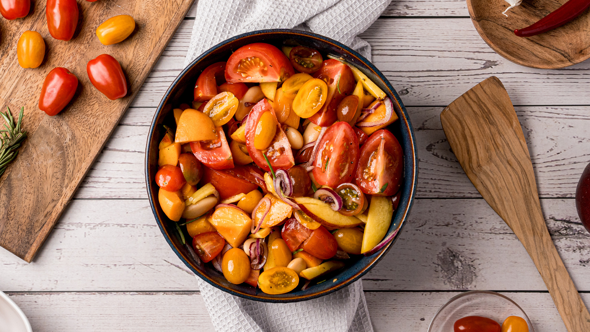 Fruchtiger Tomatensalat mit selbstgemachtem Kräuter-Knoblauch-Öl