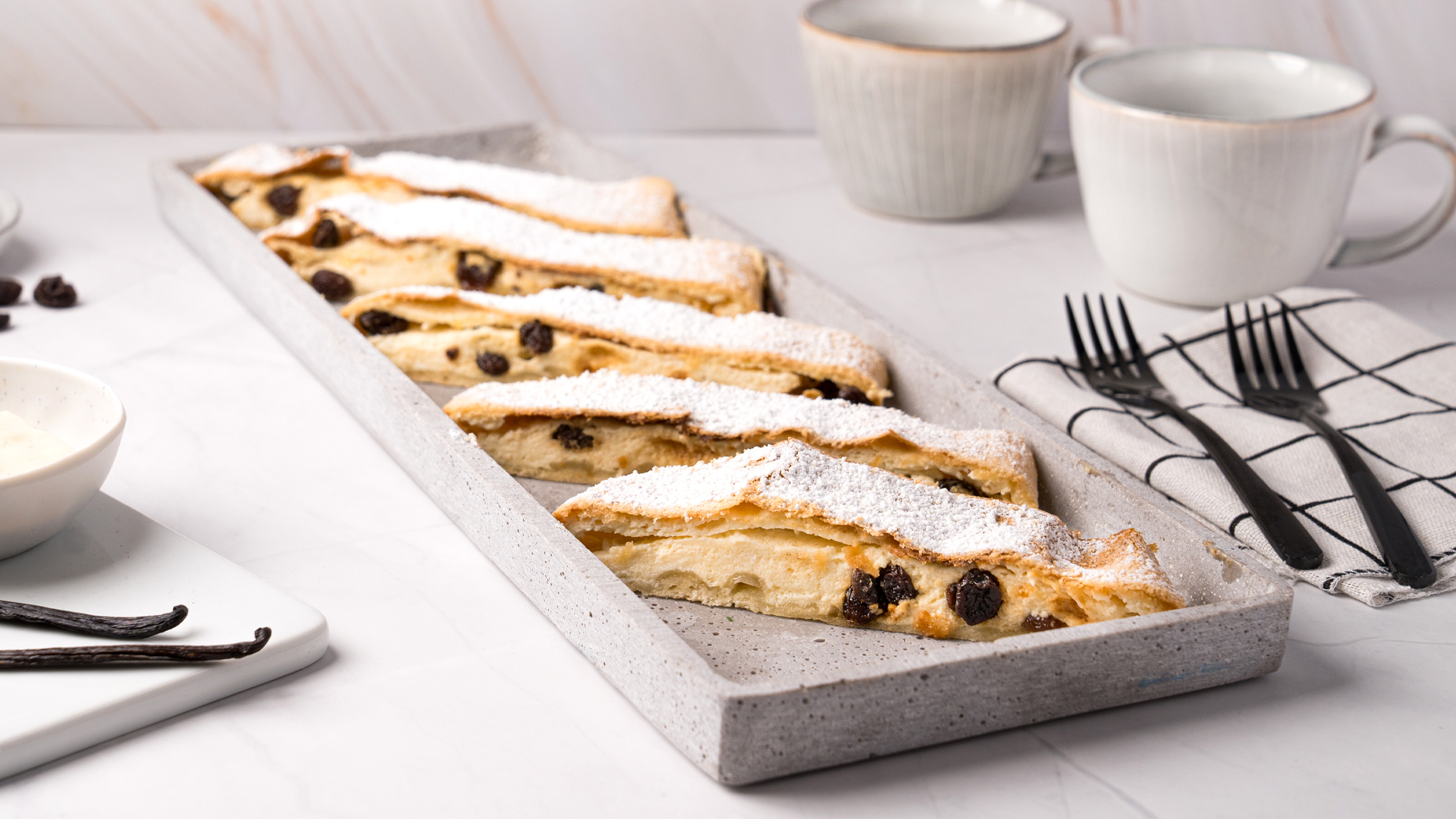 Österreichischer Quarkstrudel mit selbstgemachter Vanillesoße