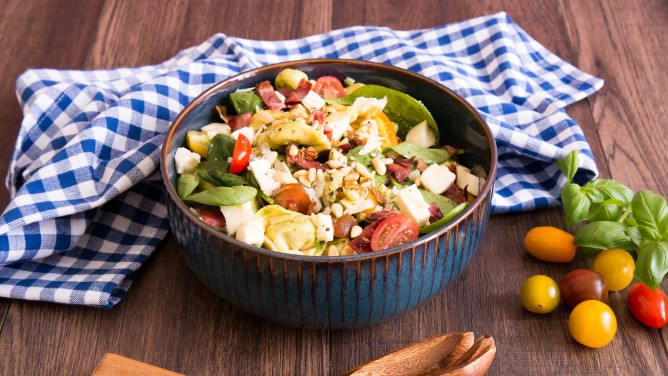 Tortellini-Salat mit Basilikum-Pesto, Tomaten & Schinken