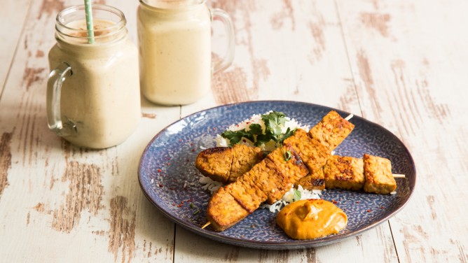 Tempeh-Spieße und Hummus-Shake Tempeh-Spieße und Hummus-Shake