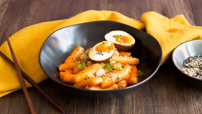 Tteokbokki: Koreanische Reiskuchen mit Chili-Soße & Ei Tteokbokki: Koreanische Reiskuchen mit Chili-Soße & Ei