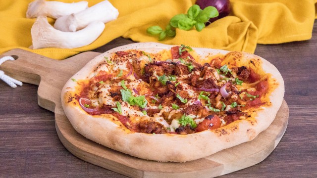 Vegane BBQ-Pizza mit Jackfruit und Sour Cream-Topping