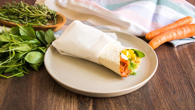Vegane Wraps mit Linsen-Hummus, Gemüse und Joghurt-Dip 