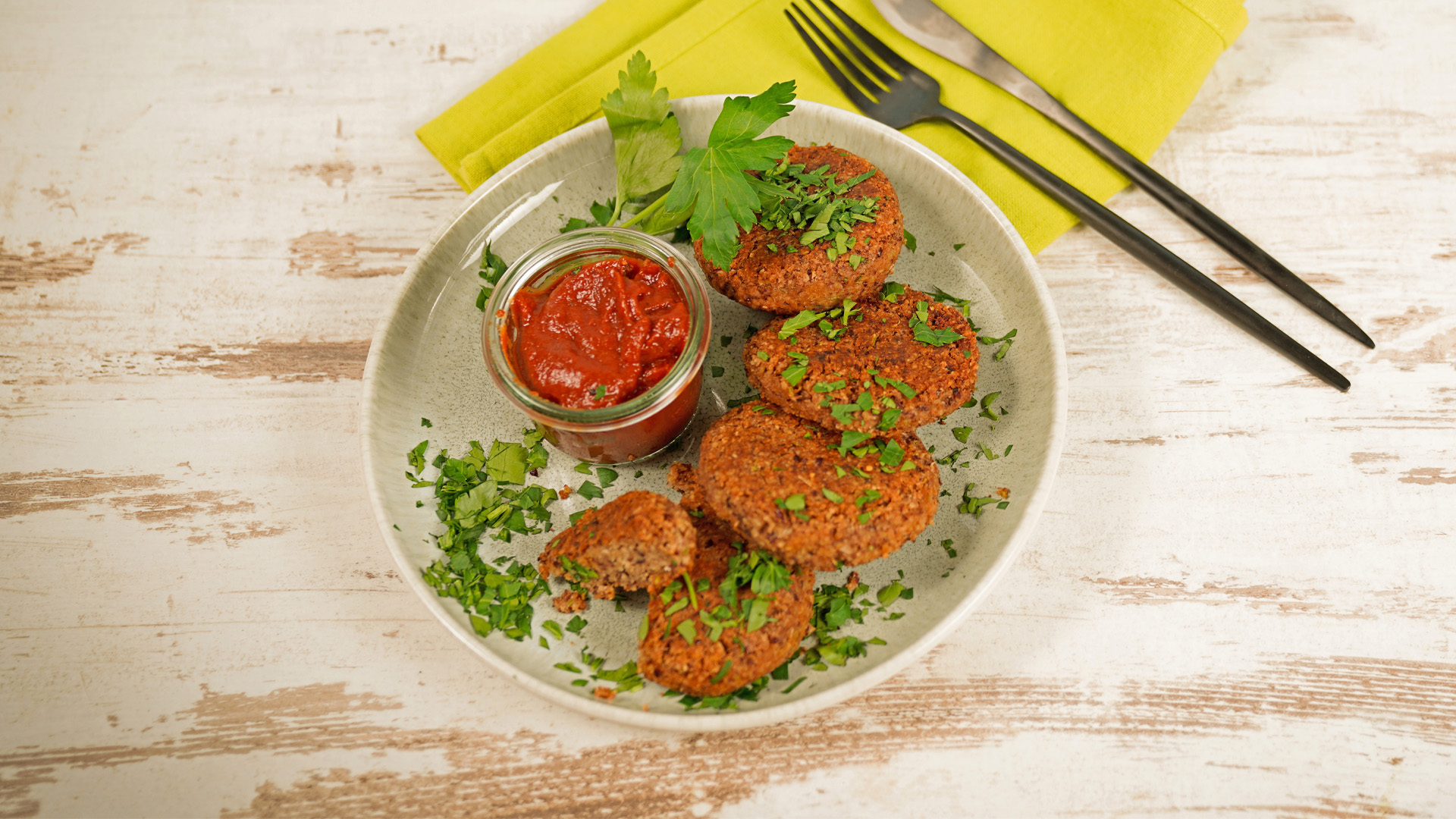 Kidneybohnen-Frikadellen mit Tomaten-Dip