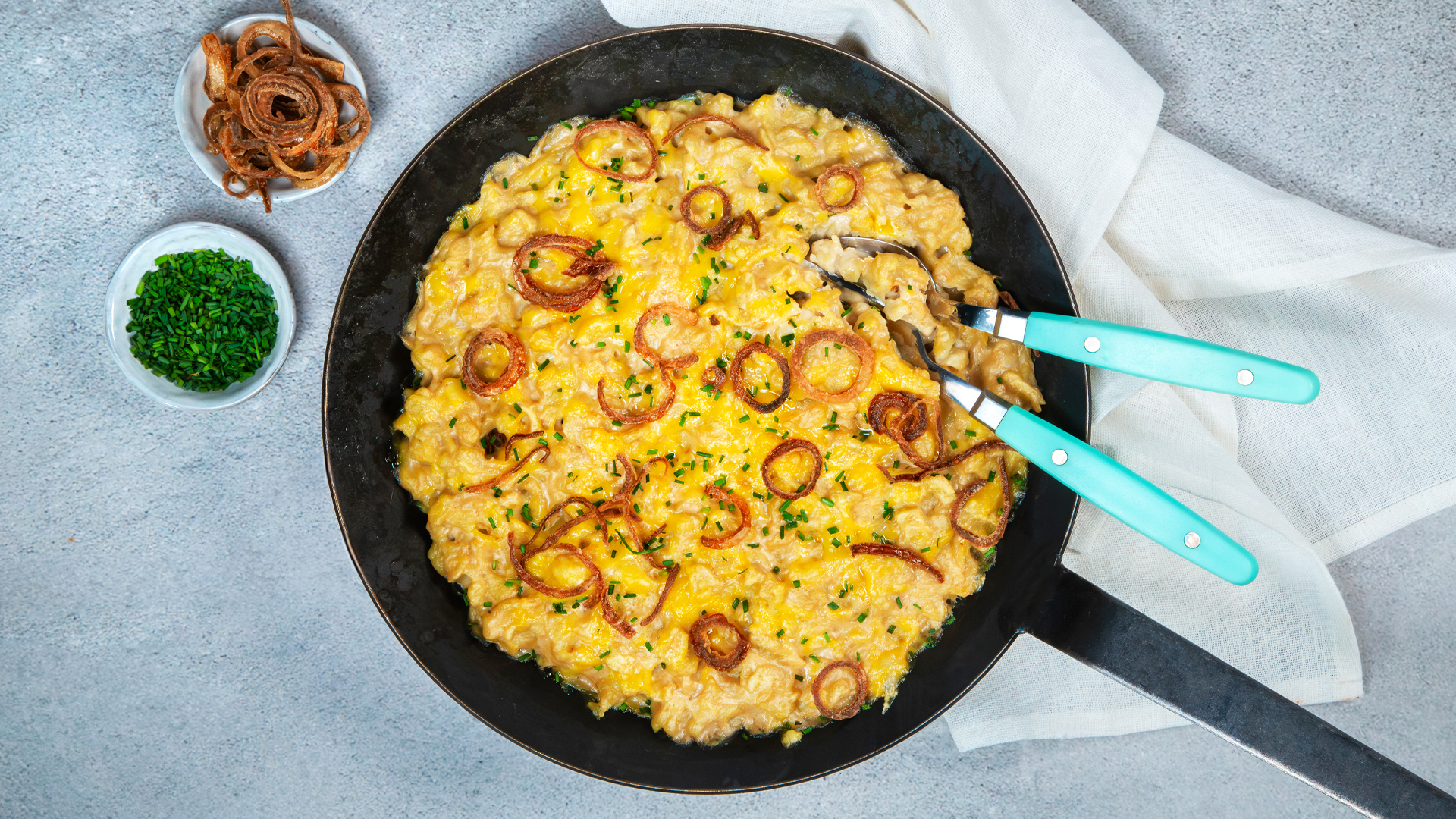 Spätzle mit veganer Käsesoße und Röstzwiebeln Spätzle mit veganer Käsesoße und Röstzwiebeln