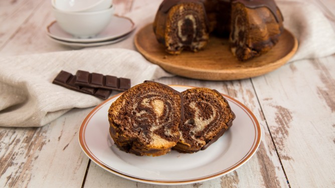 Leckerer Marmorkuchen mit echter Vanille & Schokoglasur Leckerer Marmorkuchen mit echter Vanille & Schokoglasur