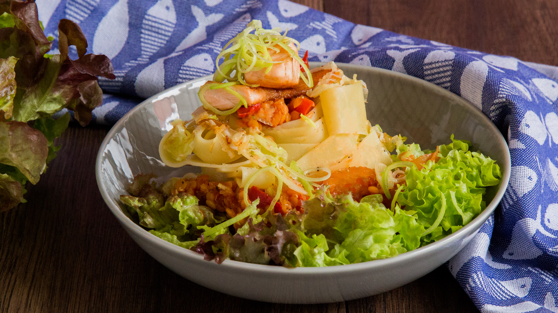 Warmer Pasta-Salat mit gebratenem Lachs, Lauch &amp; Linsen