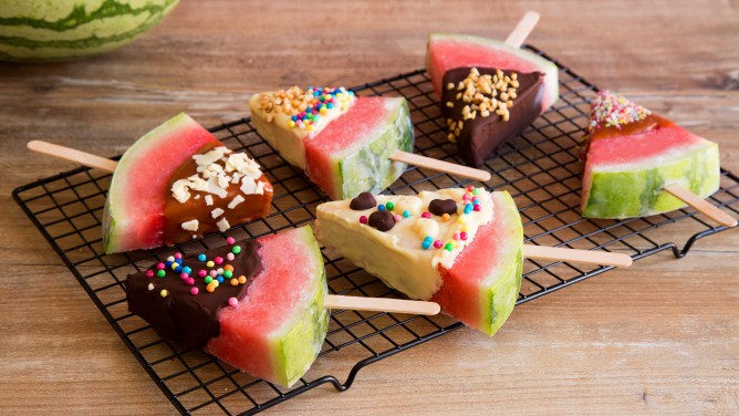 Wassermelonen-Dippers mit Schoko & Karamell Glasur  Wassermelonen-Dippers mit Schoko & Karamell Glasur