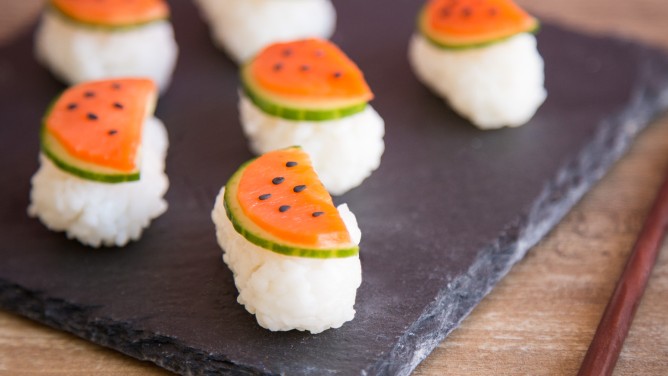Wassermelonen-Sushi: Nigiri mit Lachs, Gurke & Sesam