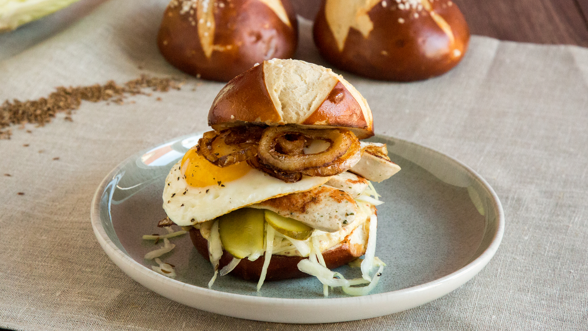 Weißwurst-Burger mit Krautsalat, Spiegelei &amp; süßem Senf