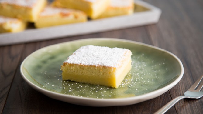 Schneller Zauberkuchen mit Zitrone und Puderzucker Schneller Zauberkuchen mit Zitrone und Puderzucker