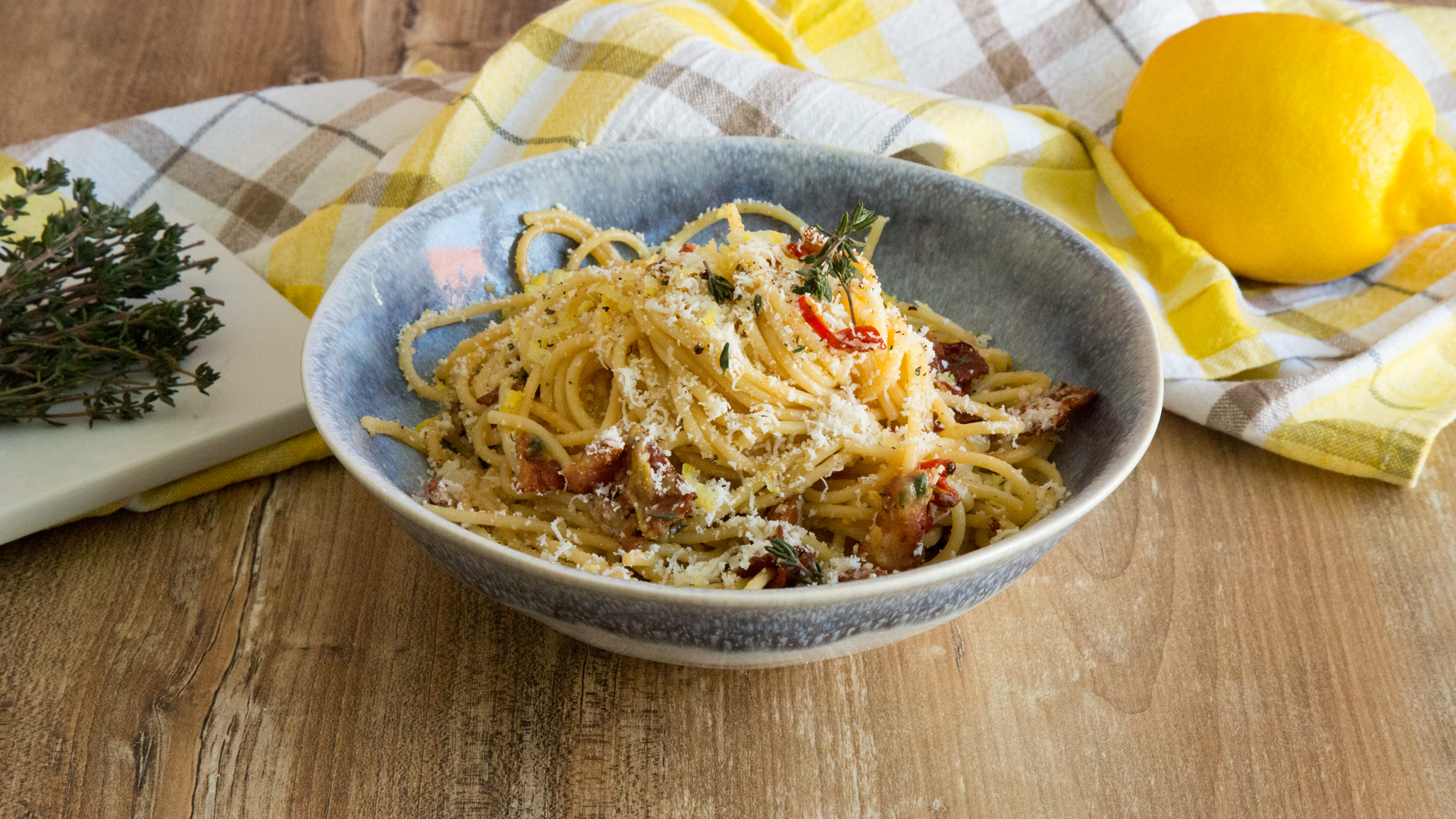 Zitronen-Spaghetti mit Bacon, Chili, Thymian &amp; Parmesan