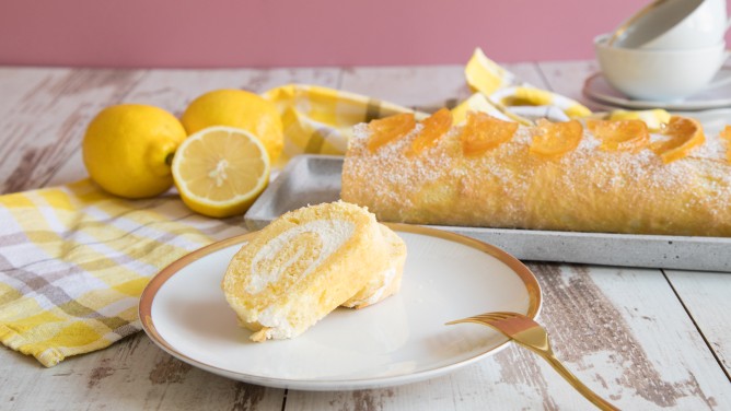 Biskuitrolle mit cremiger Zitronenfüllung Biskuitrolle mit cremiger Zitronenfüllung