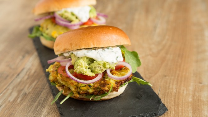 Zucchini-Mais-Burger mit selbstgemachter Kräutermayonnaise Zucchini-Mais-Burger mit selbstgemachter Kräutermayonnaise
