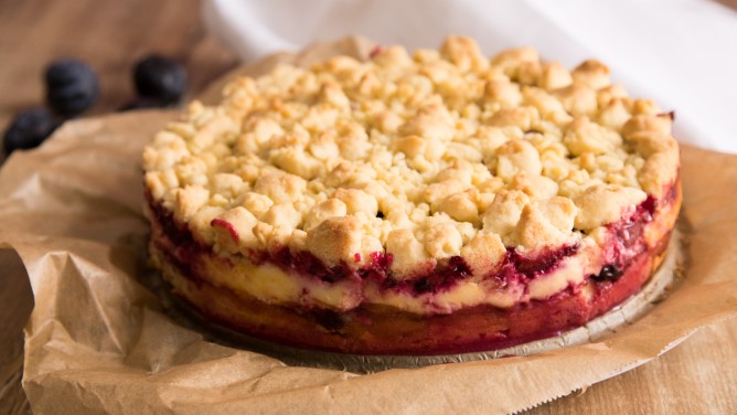 Süßer Zwetschgenkuchen mit Puddingfüllung und Streuseln